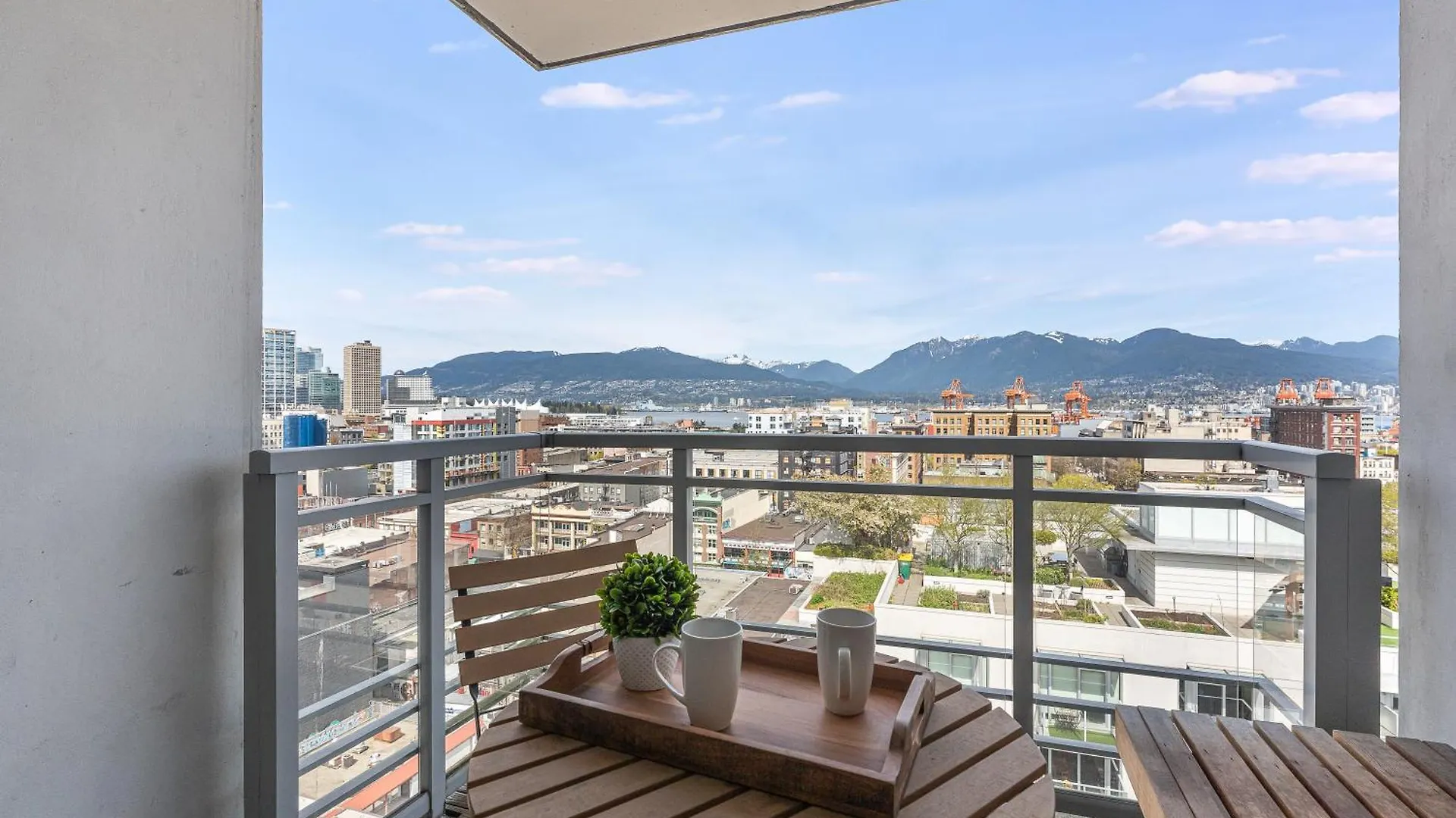 Stunning 2Br Apartment With Breathtaking City And Mountain Views Vancouver Canada