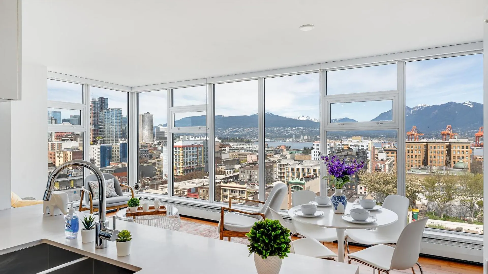 Stunning 2Br Apartment With Breathtaking City And Mountain Views Vancouver